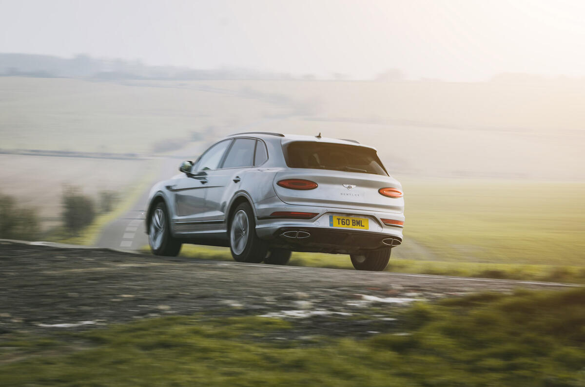 23 Bentley Bentayga V8 2021 : examen à long terme des virages