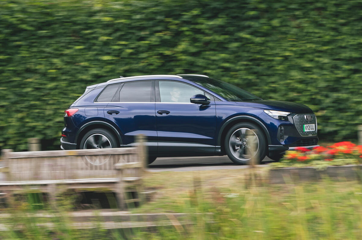 3 Audi Q4 E tron 2021 examen à long terme sur le côté de la route