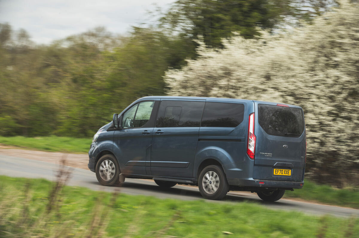 3 Ford Tourneo 2021 LT hero arrière