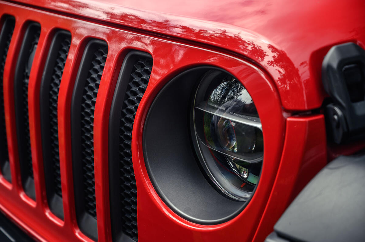 Jeep Wrangler Rubicon 2020 : bilan à long terme - phares