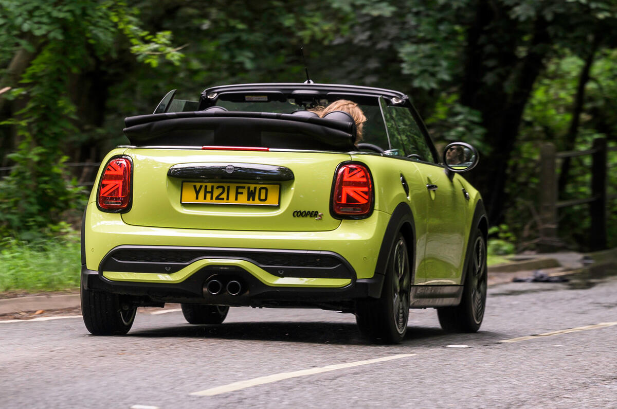 3 Mini Convertible 2021 long term hero arrière