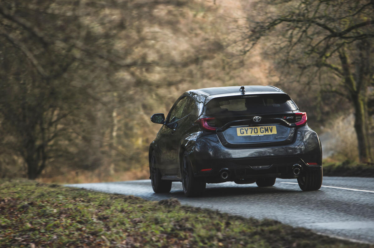 3 Toyota GR Yaris 2021 à l'arrière du héros de la revue à long terme