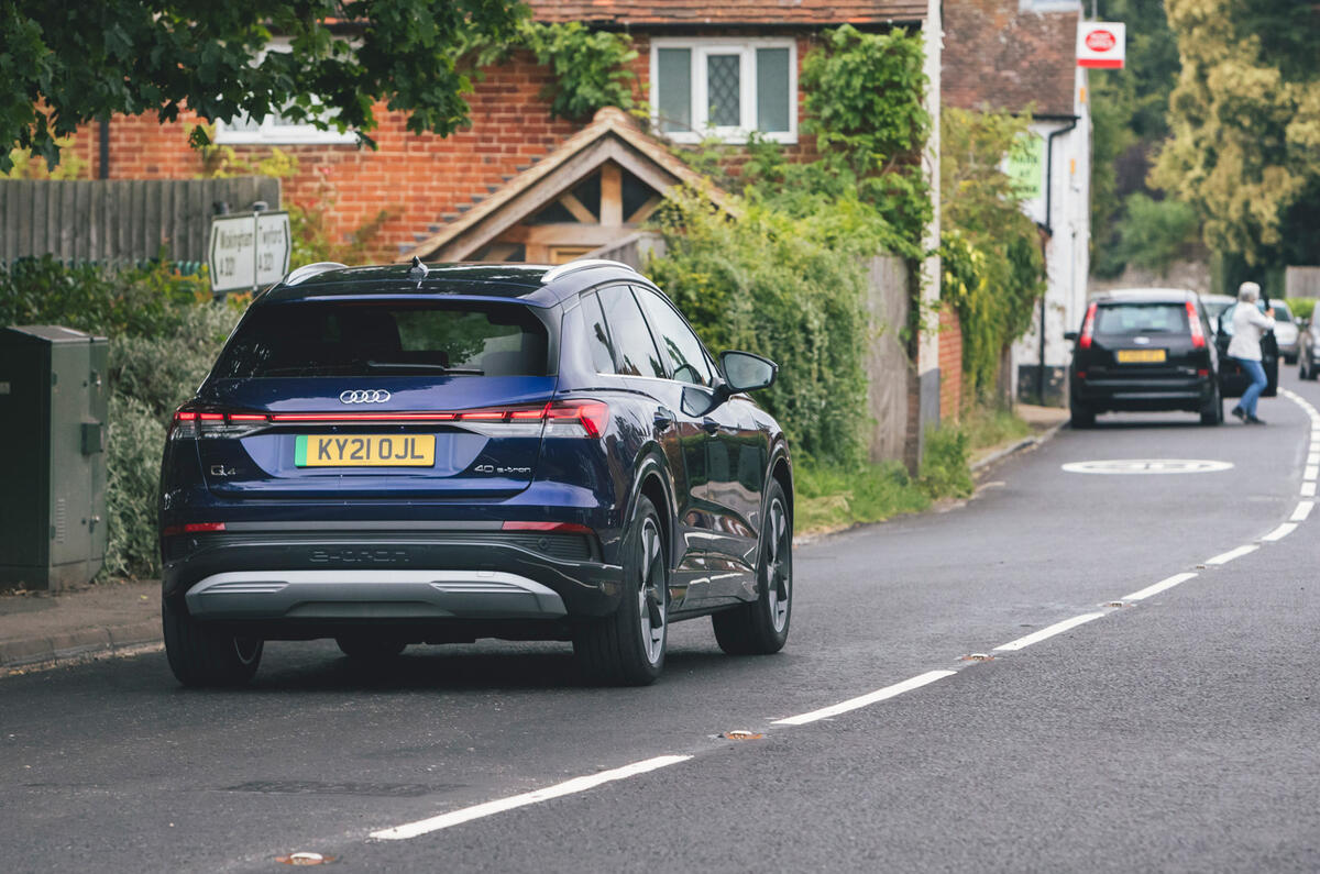 4 Audi Q4 E tron 2021 examen à long terme sur la route arrière