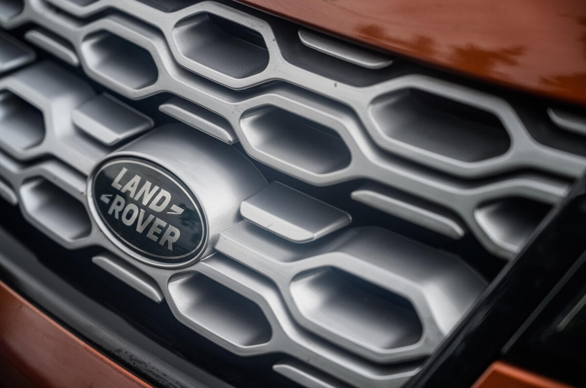 Land Rover Discovery Sport 2020 : bilan à long terme - badge bonnet