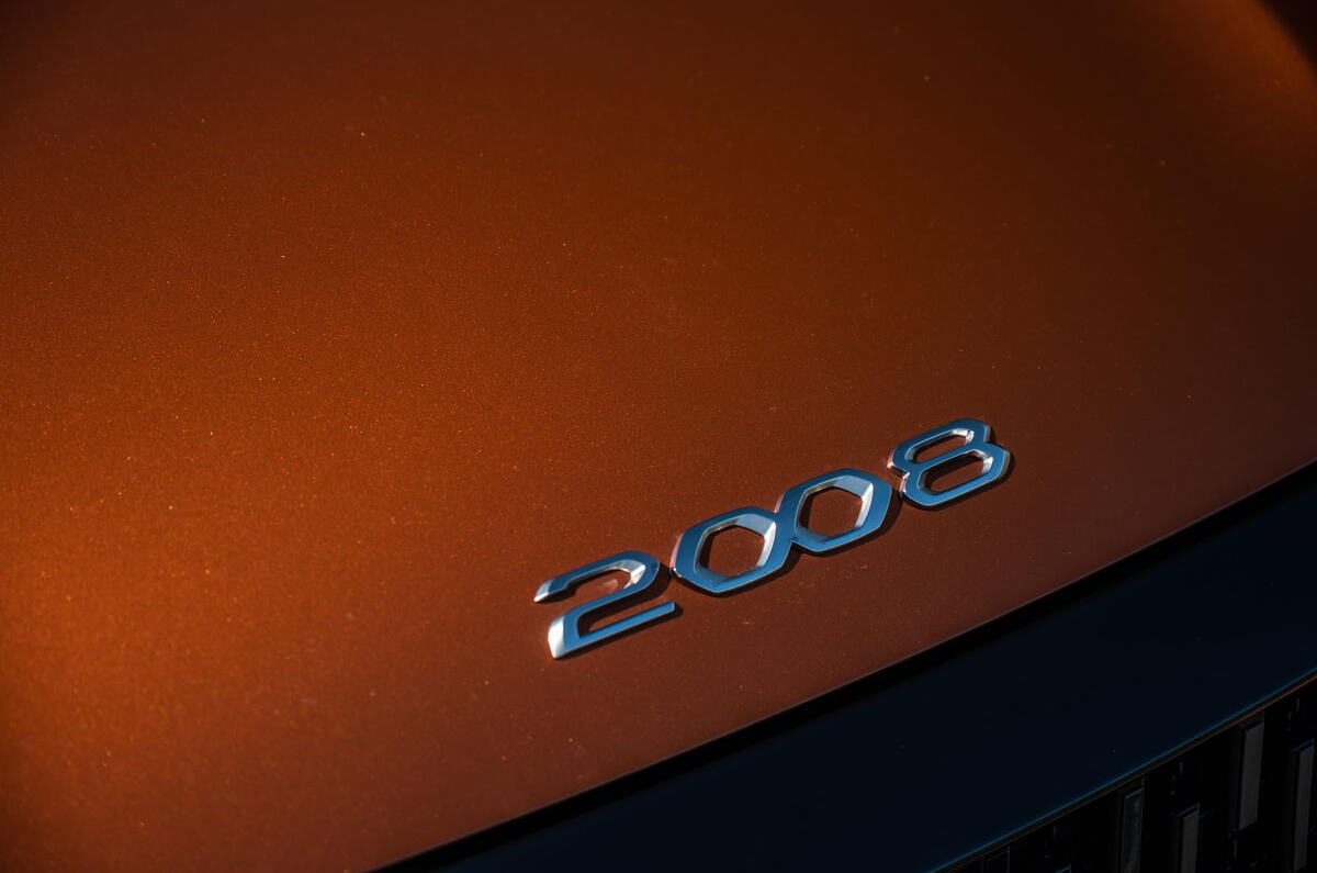 Peugeot 2008 2020 : essai à long terme - capot