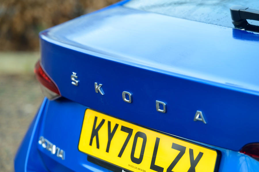6 Skoda Octavia 2021 long term review badge arrière