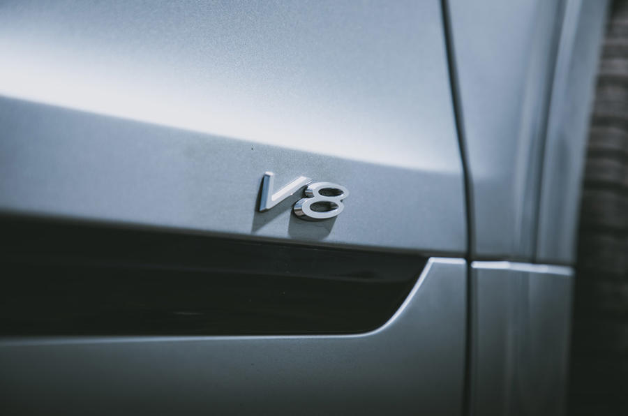 7 Bentley Bentayga V8 2021 - revue à long terme - badge V8