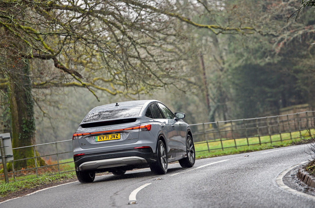 8 Audi Q4 etron Sportback LT sur route arrière