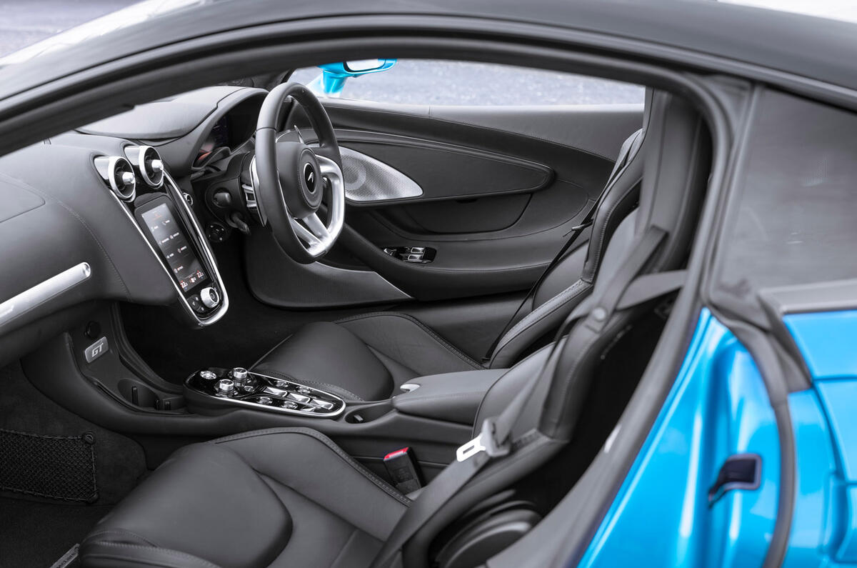 8 Habitacle de la McLaren GT 2022 (test à long terme)
