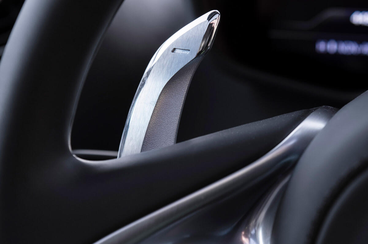 9 McLaren GT 2022 long term review palettes de changement de vitesse