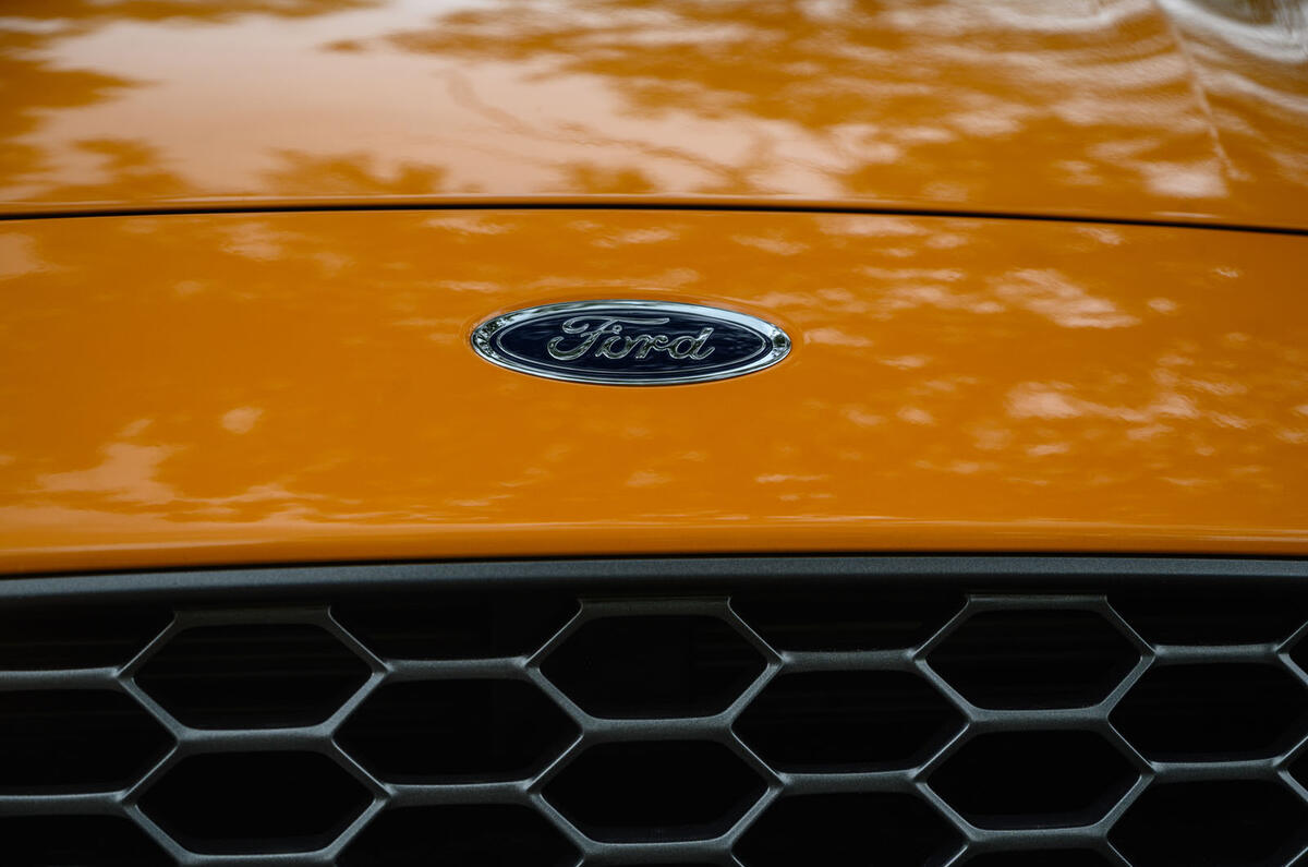 Ford Focus ST 2020 : révision à long terme - badge à l'avant