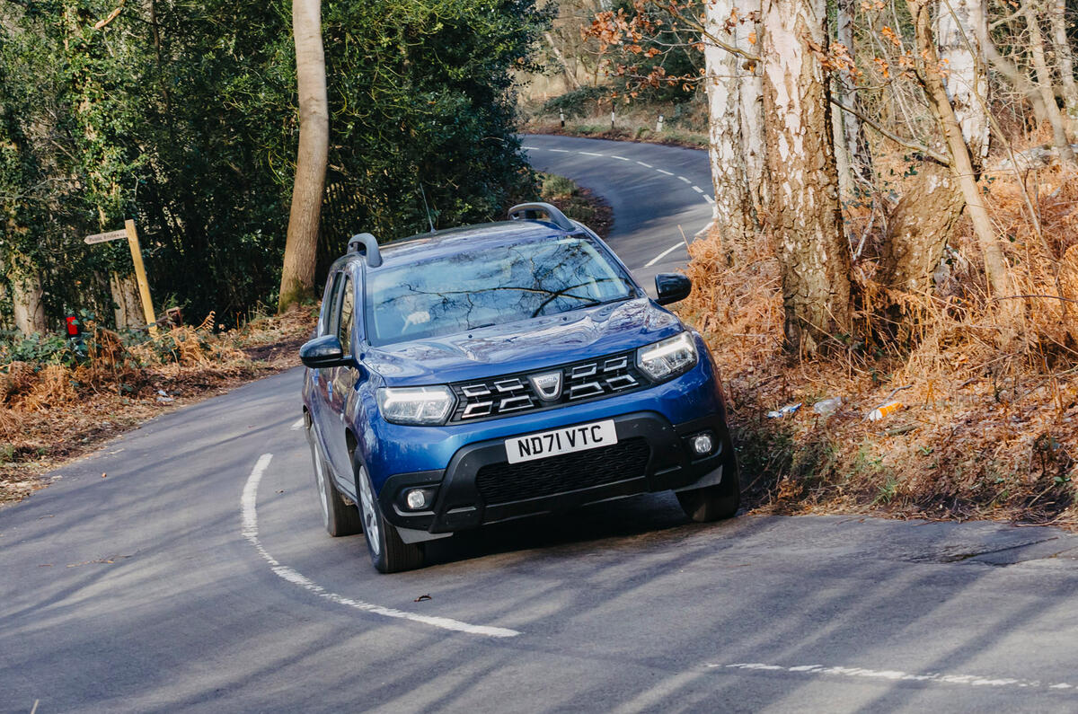 99 Dacia Duster 2022 essai à long terme virage avant