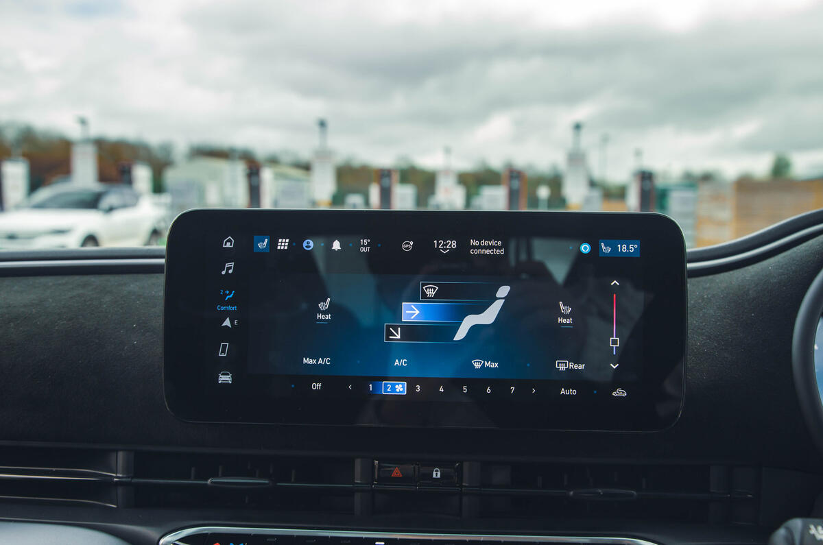 abarth 500e infotainment