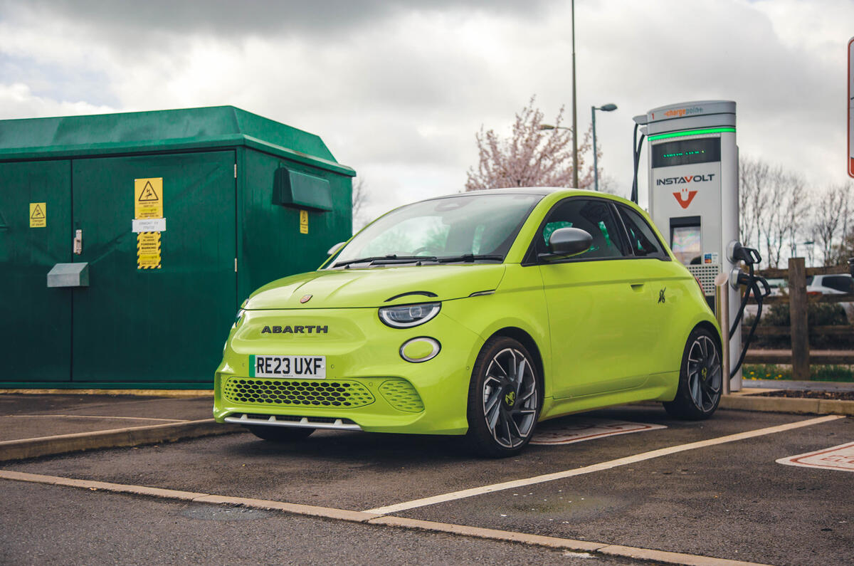 abarth 500e garée