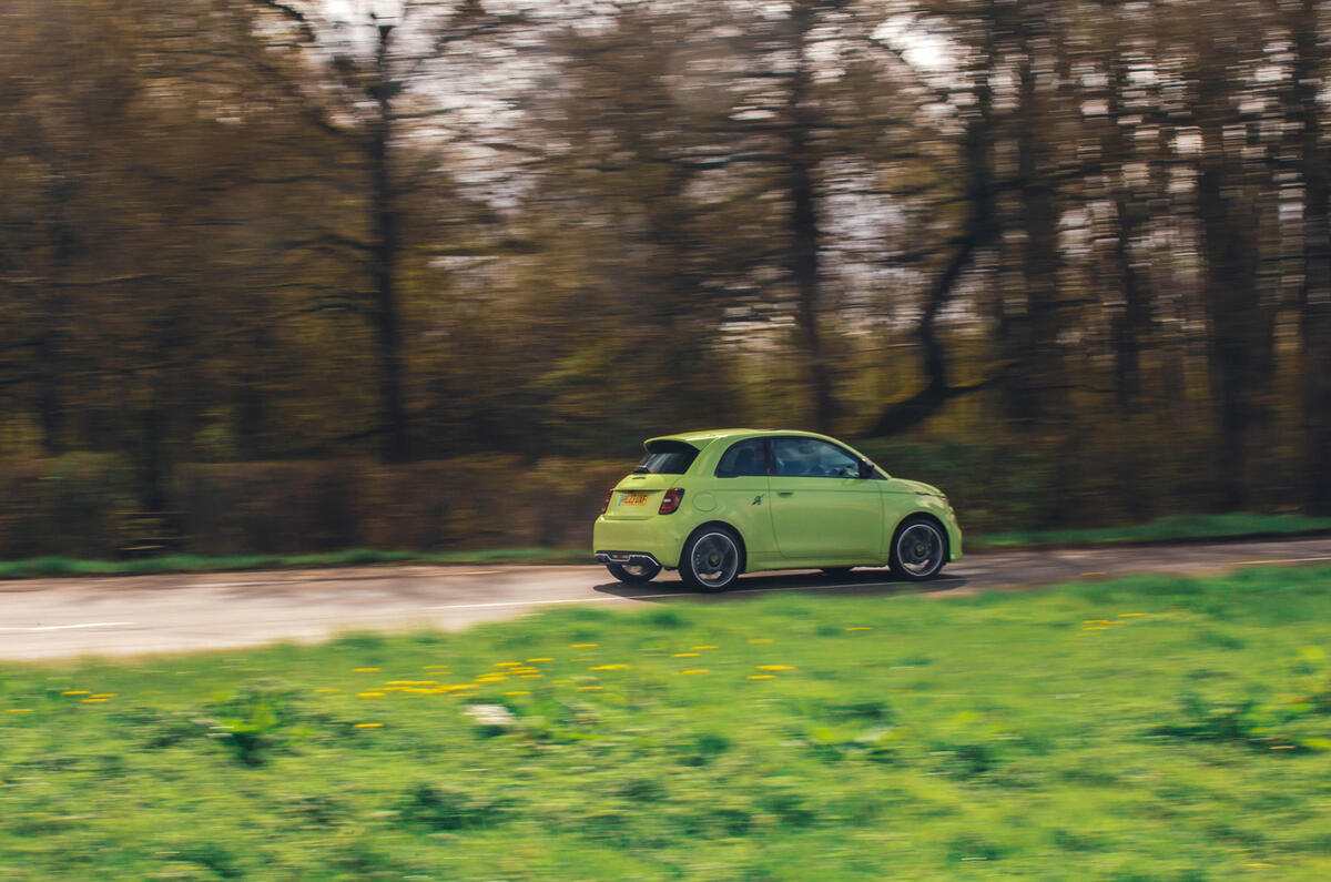 abarth 500e distance arrière latérale