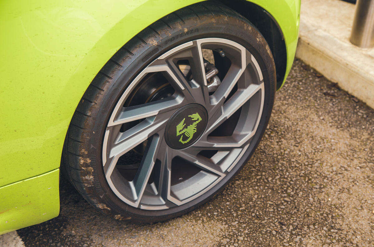 abarth 500e wheel closeup