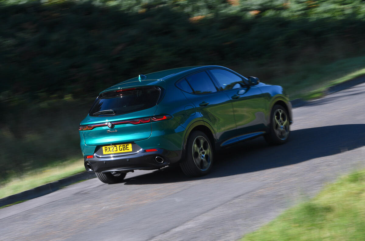 Alfa Romeo Tonale en virage arrière