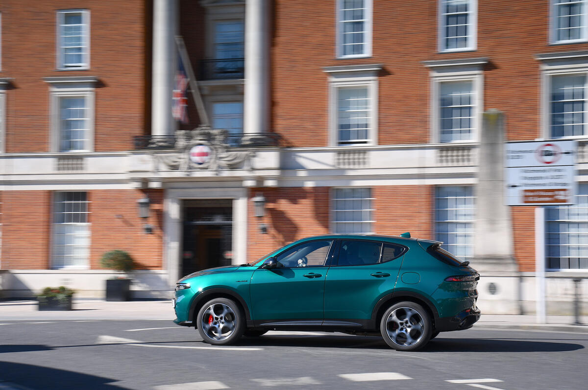 Alfa Romeo Tonale latérale en ville