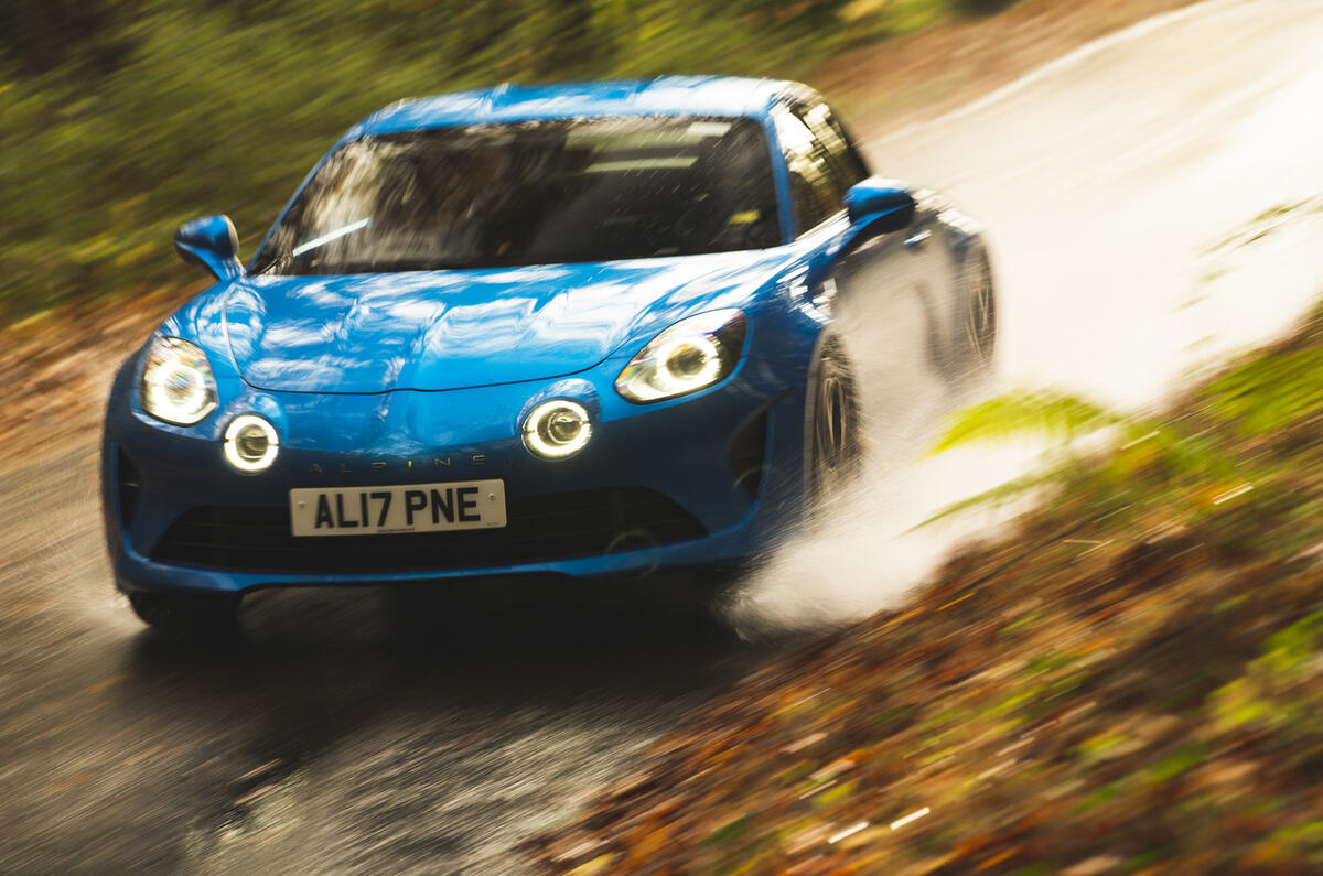 Alpine A110 dynamique sur route mouillée