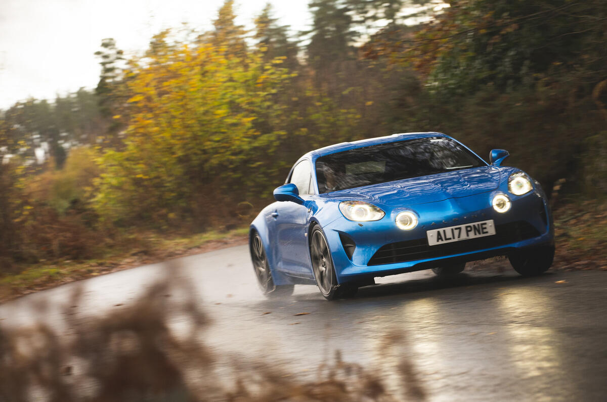 Alpine A110 dynamique sur routes mouillées avant 2