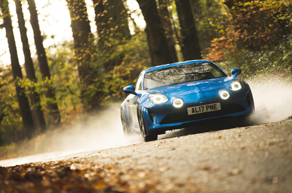 Essai dynamique de l'Alpine A110 sur route mouillée