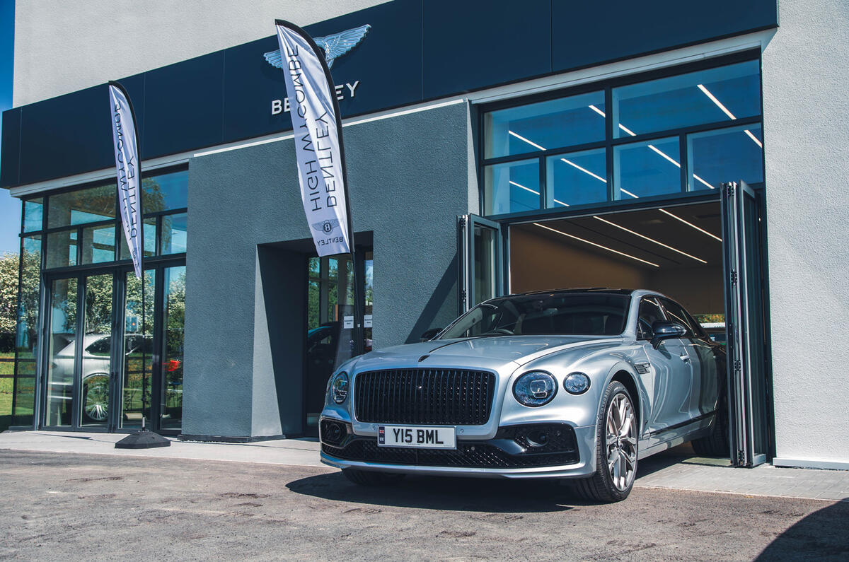 Bentley Flying Spur quittant la concession