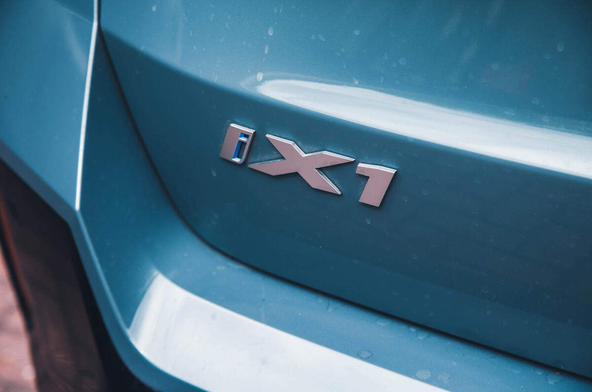 Значок BMW iX1