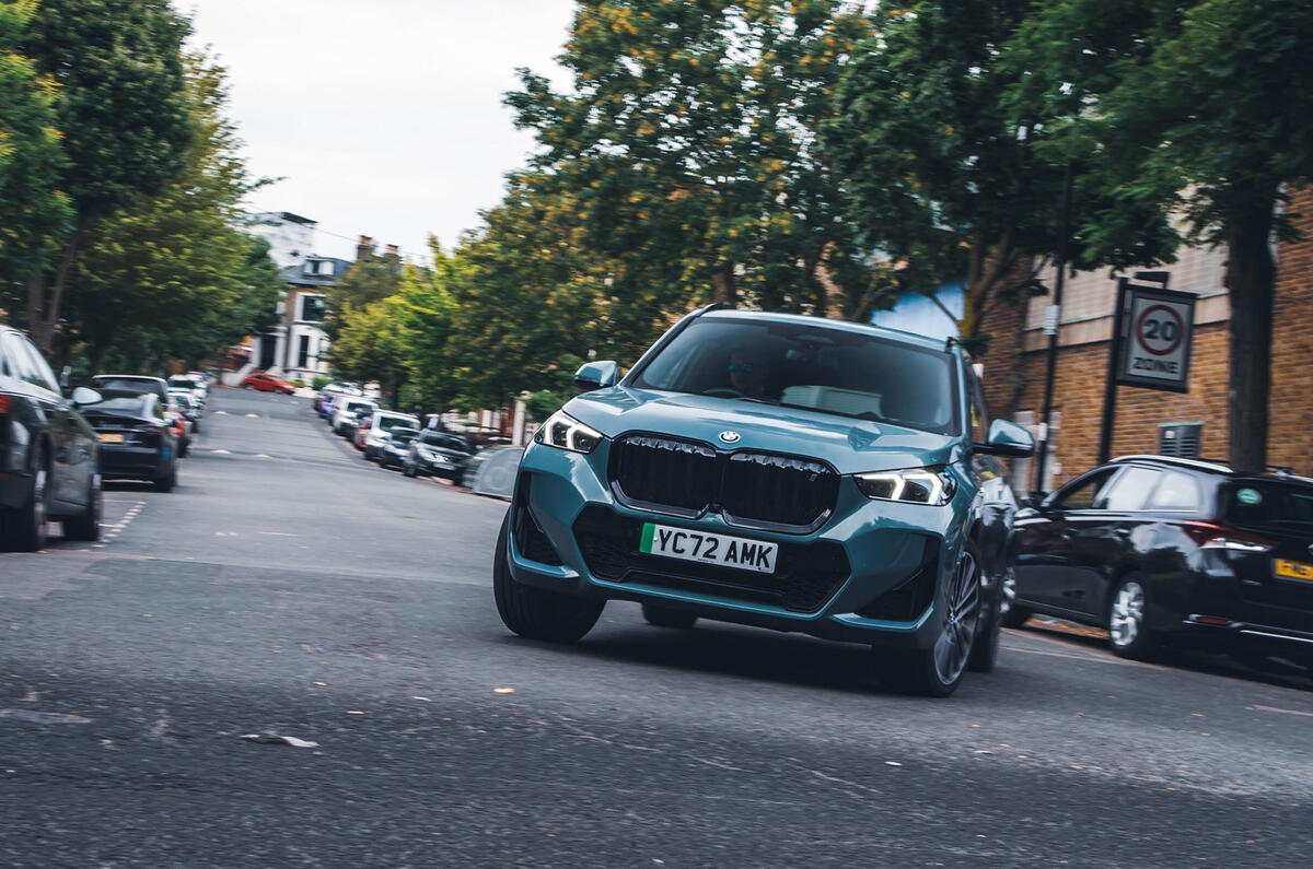 BMW iX1 в повороте