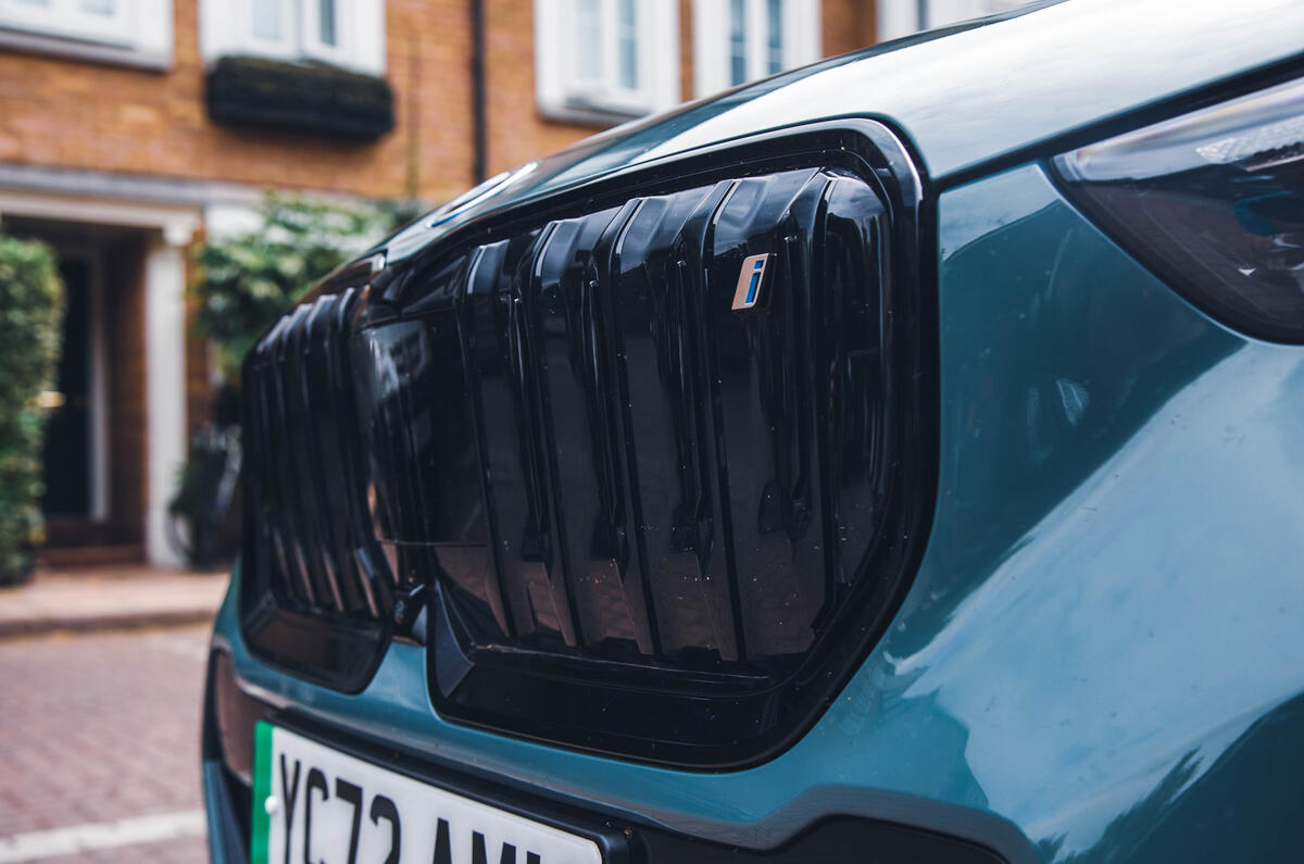 Передняя решетка BMW iX1