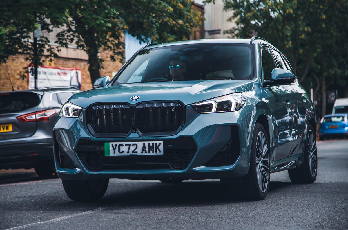 BMW iX1 передний лидер
