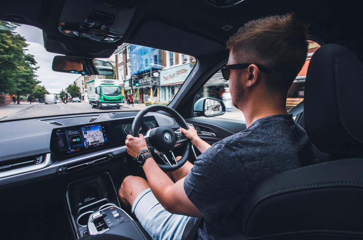 BMW ix1 Джек Уоррик за рулём