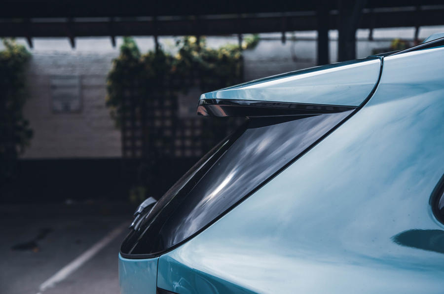 BMW iX1 spoiler arrière latéral