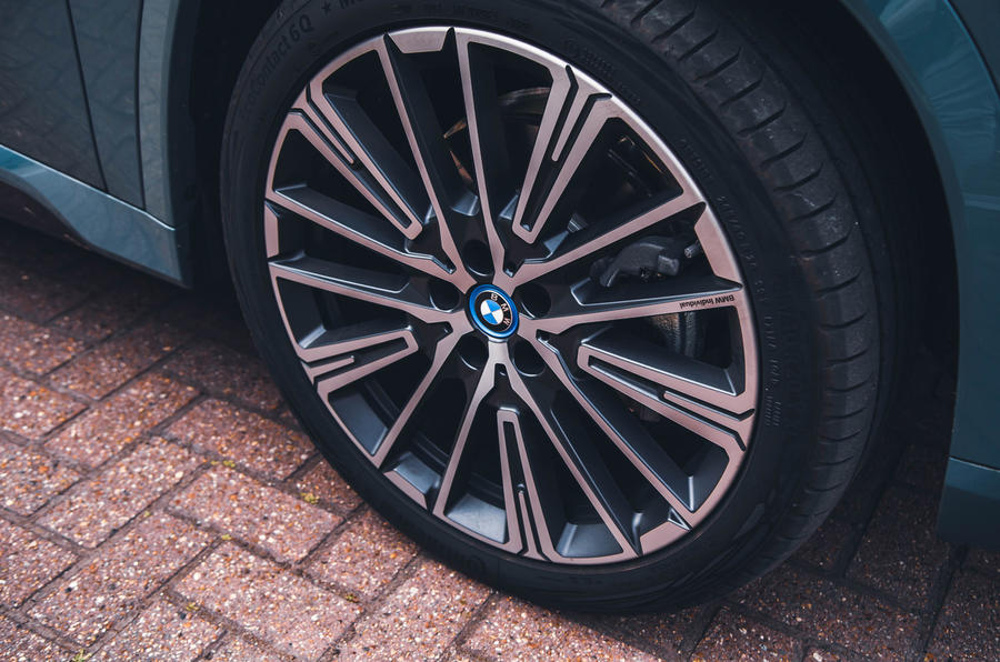 BMW iX1 roue