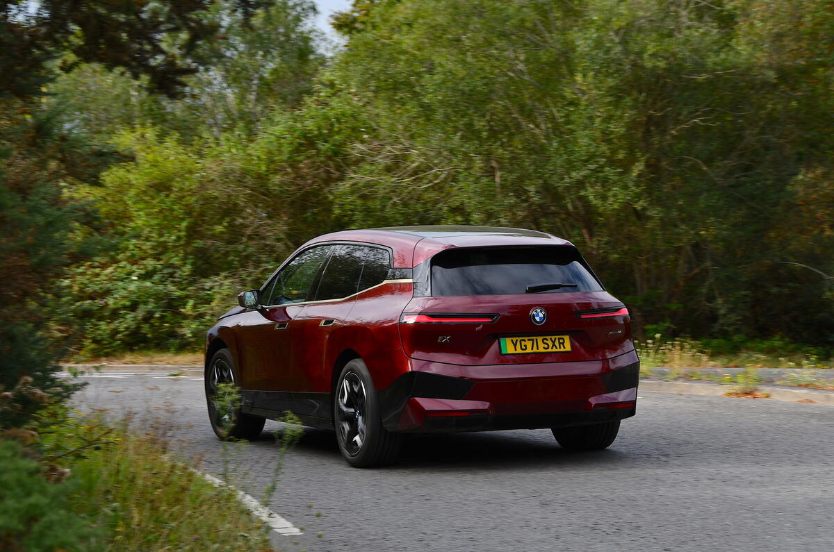 BMW iX dynamique arrière