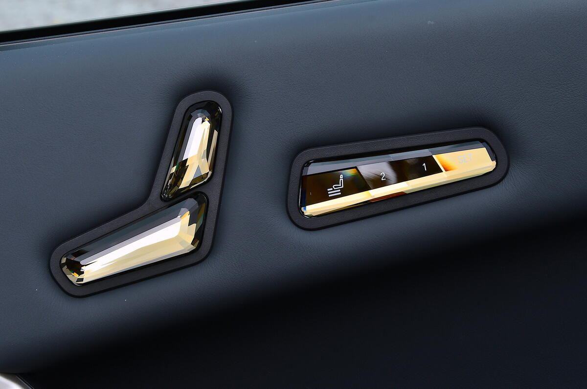 Commandes des sièges de la BMW iX