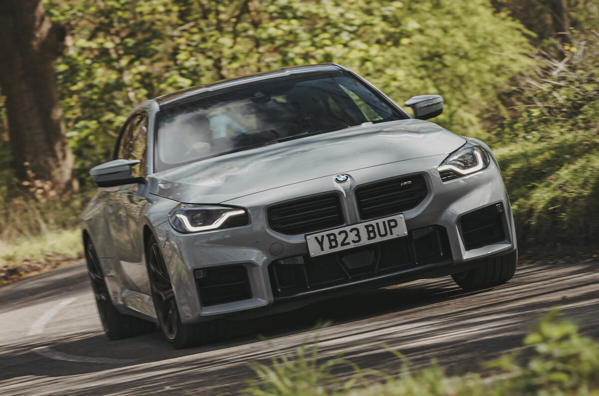 BMW M2 en virage serré 2