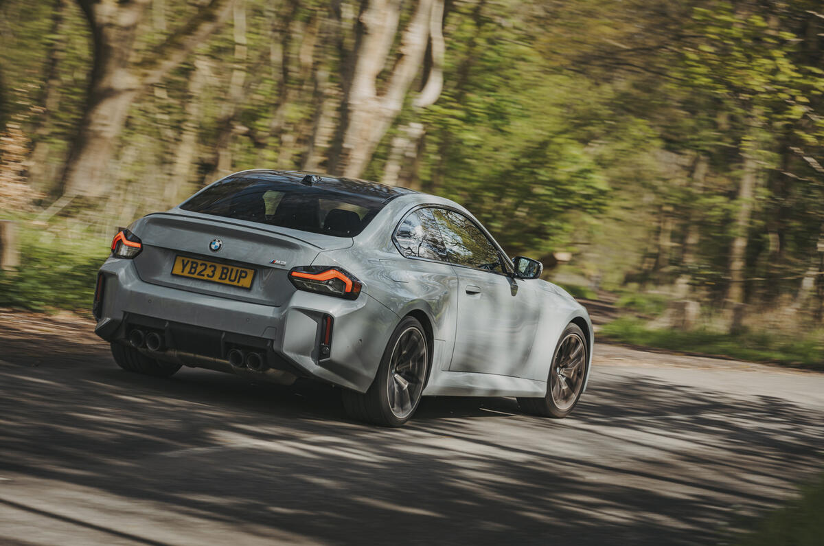 BMW M2 en virage serré à l'arrière
