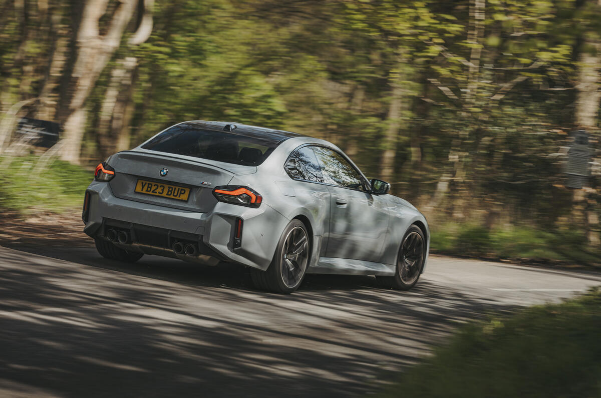 BMW M2 en virage arrière