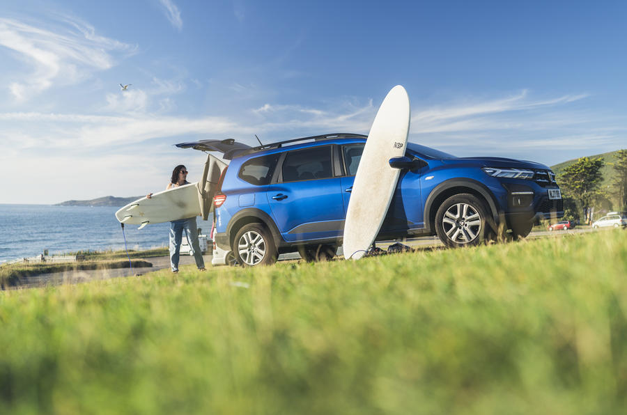 Dacia Jogger ciel bleu et planche de surf