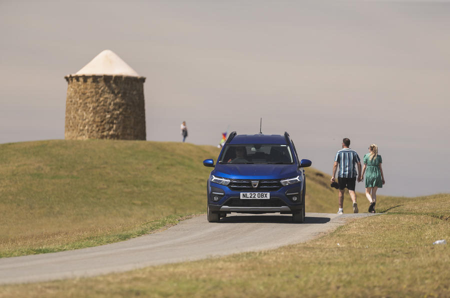 Dacia Jogger de loin sur une route