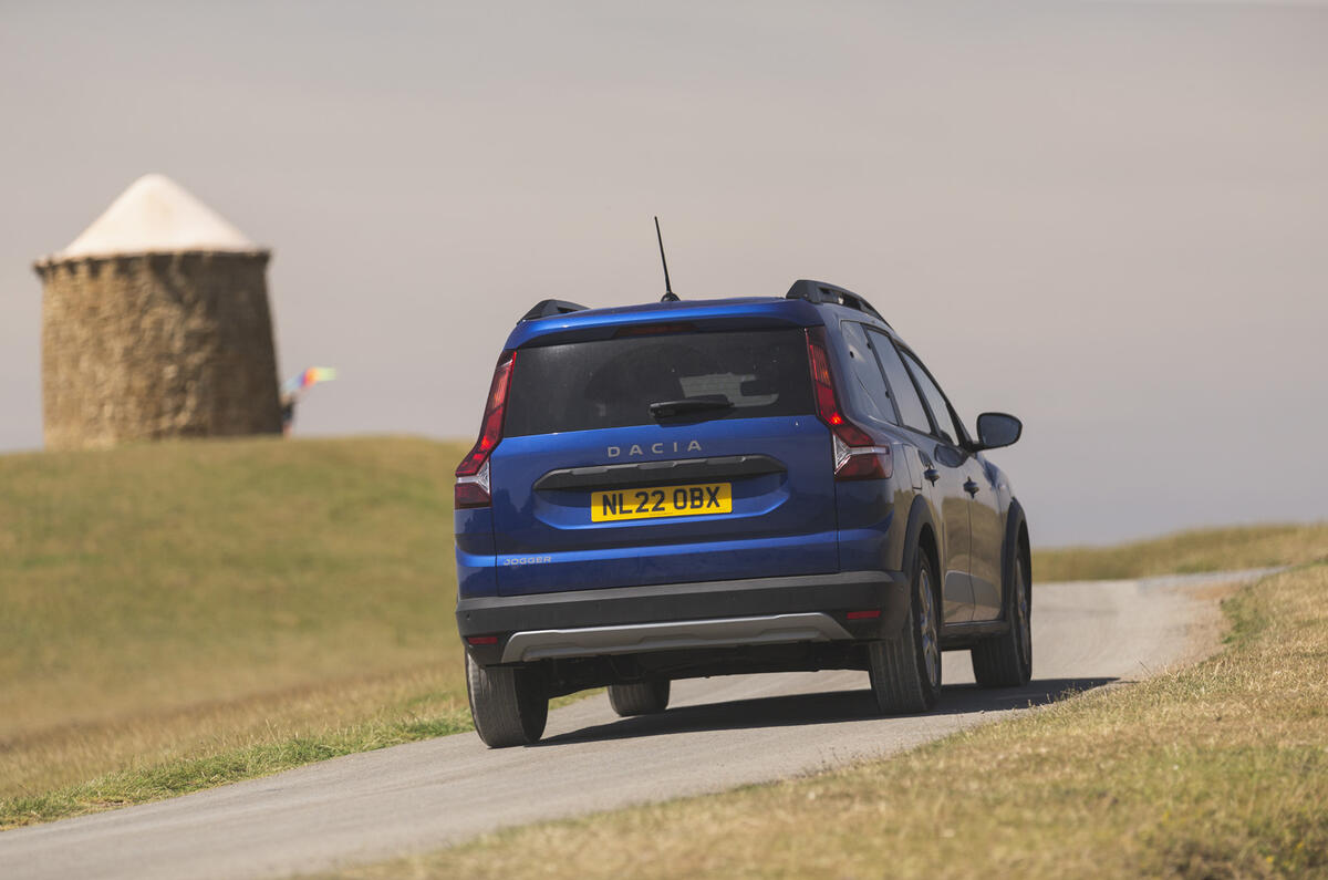 Dacia Jogger arrière sur route