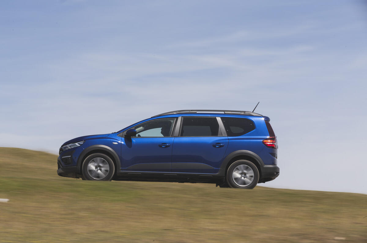 Dacia Jogger côté avant distance