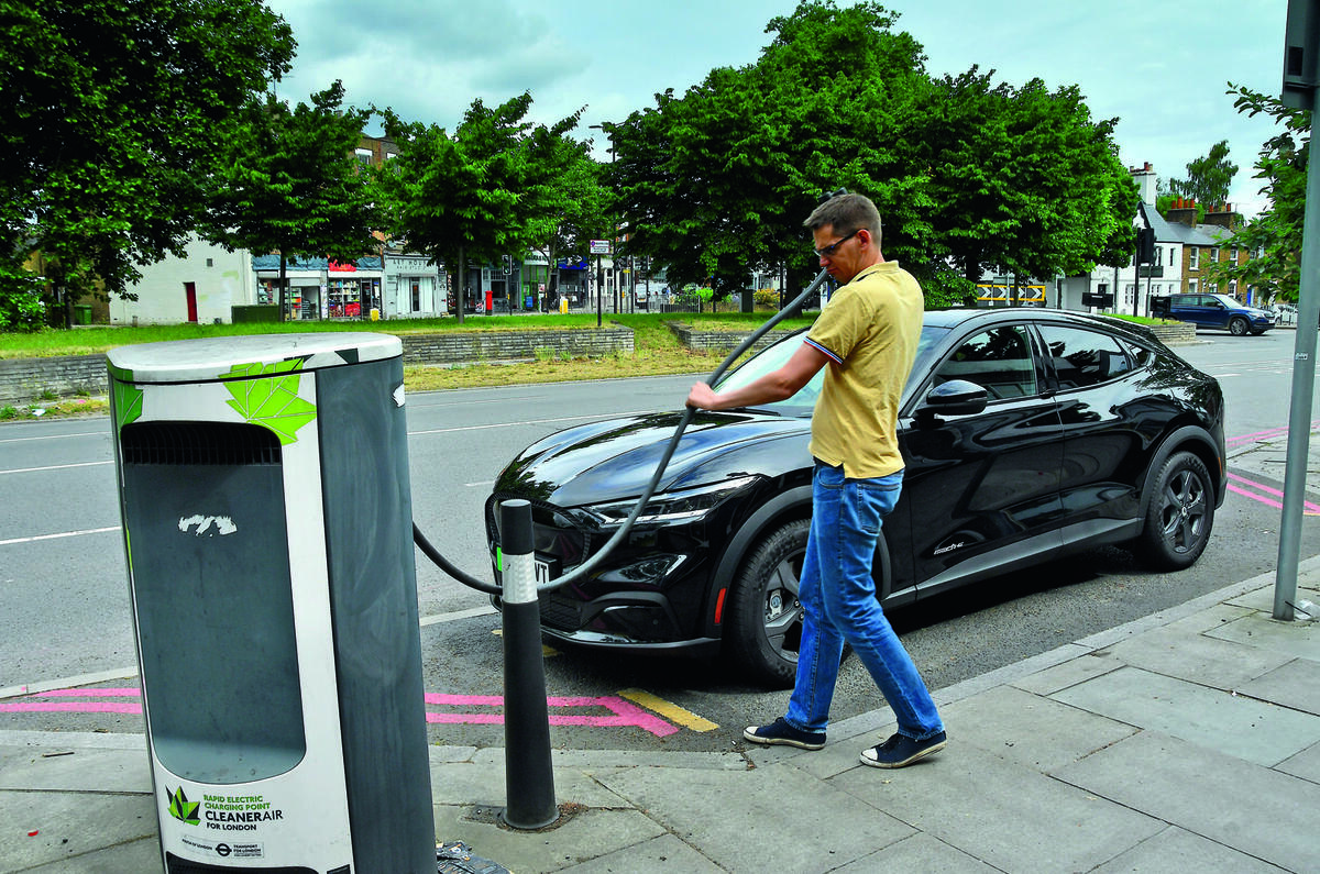 Ford Mustang Mach E chargeur long terme