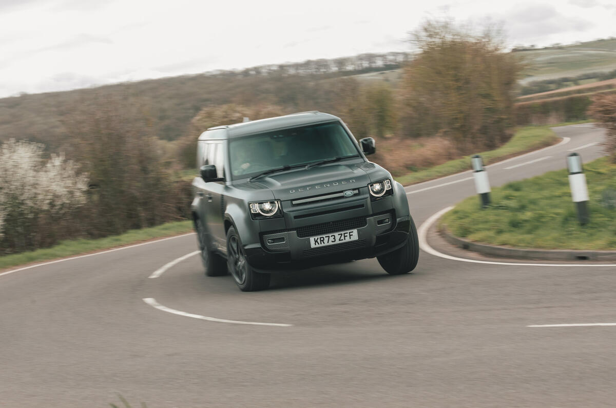 Land Rover Defender 130 dans les virages