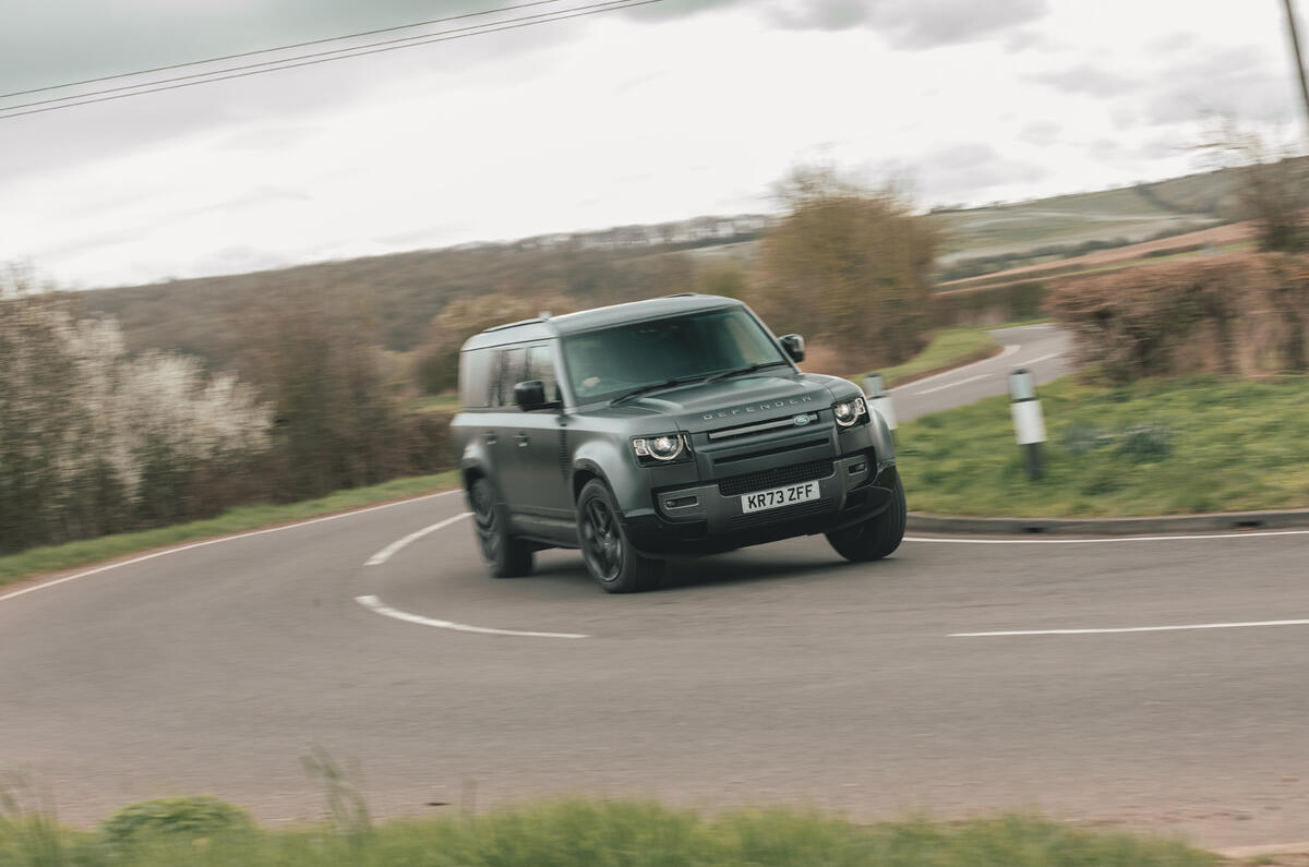 Land Rover Defender 130 dans les virages 2