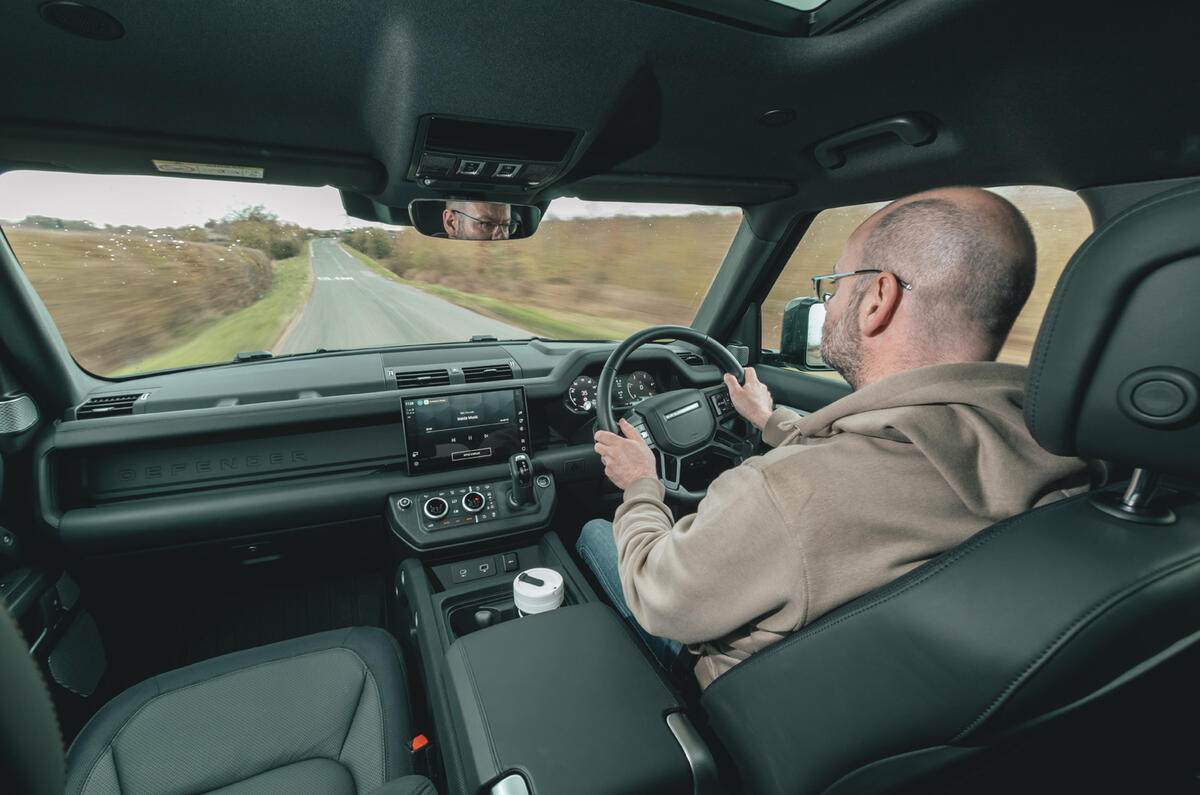 Land Rover Defender 130 par-dessus l'épaule