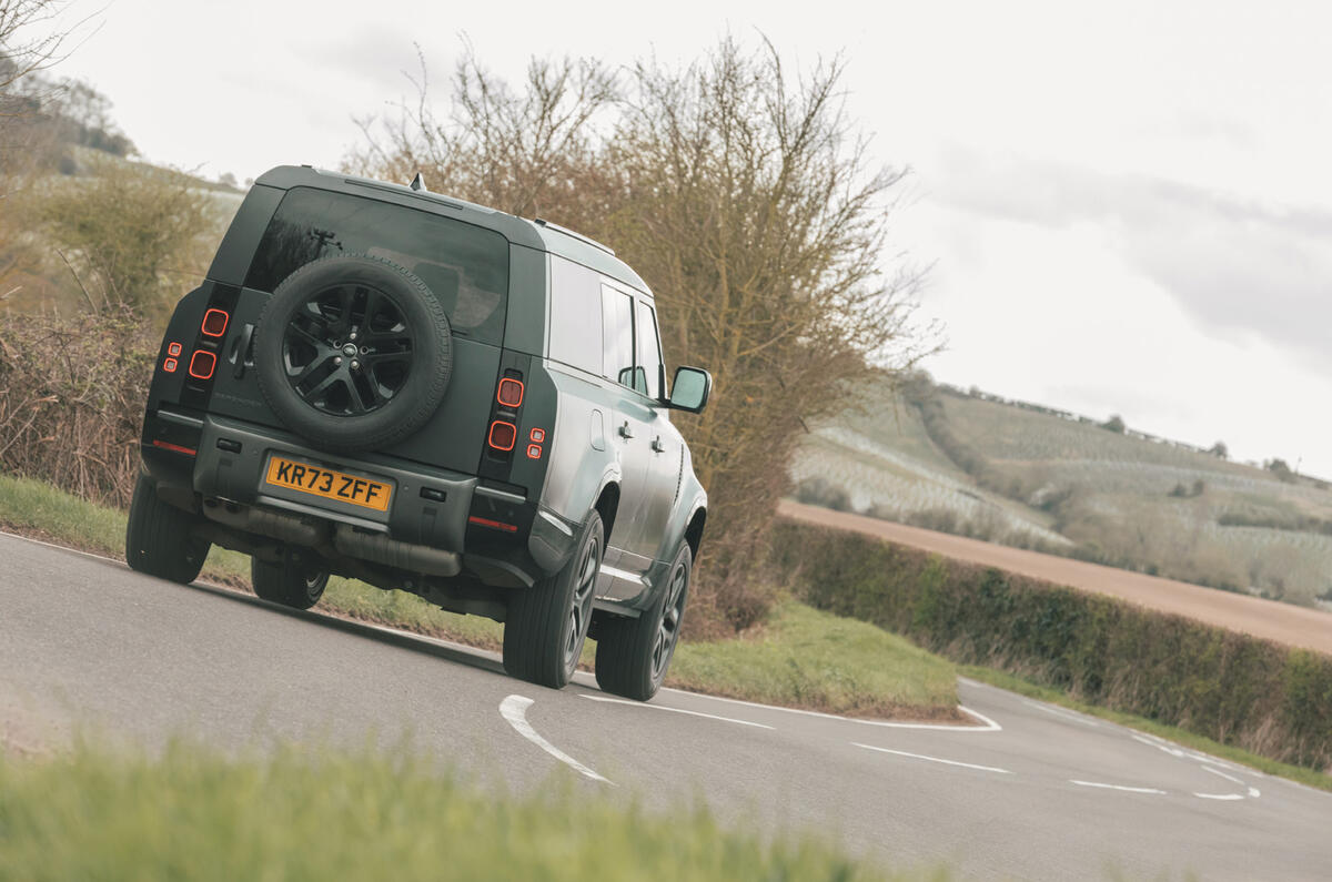 Land Rover Defender 130 en virage arrière
