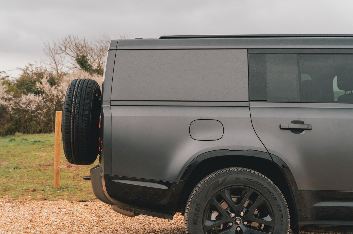 Land Rover Defender 130 moitié arrière