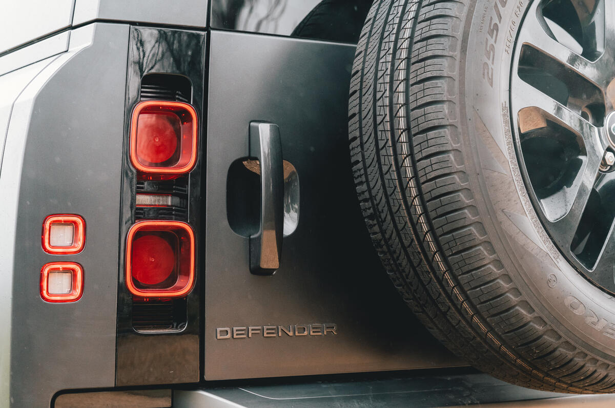 Land Rover Defender 130 feux arrière