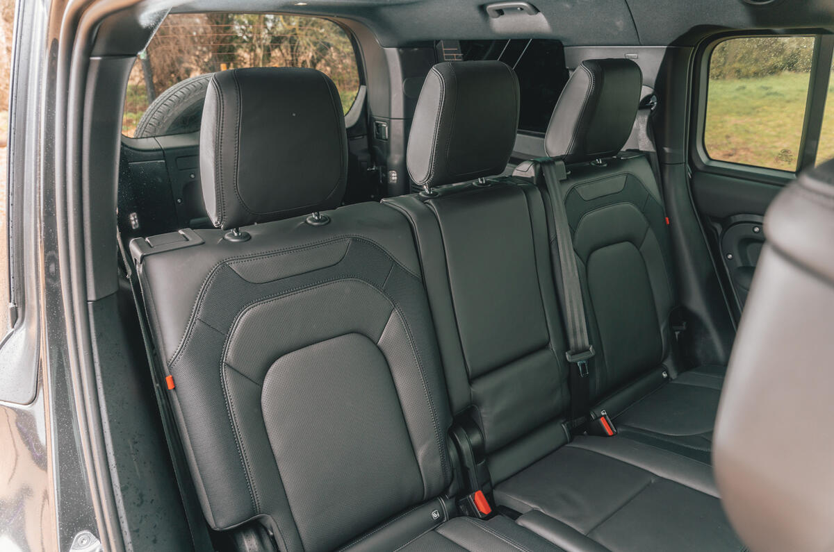 Land Rover Defender 130 sièges arrière